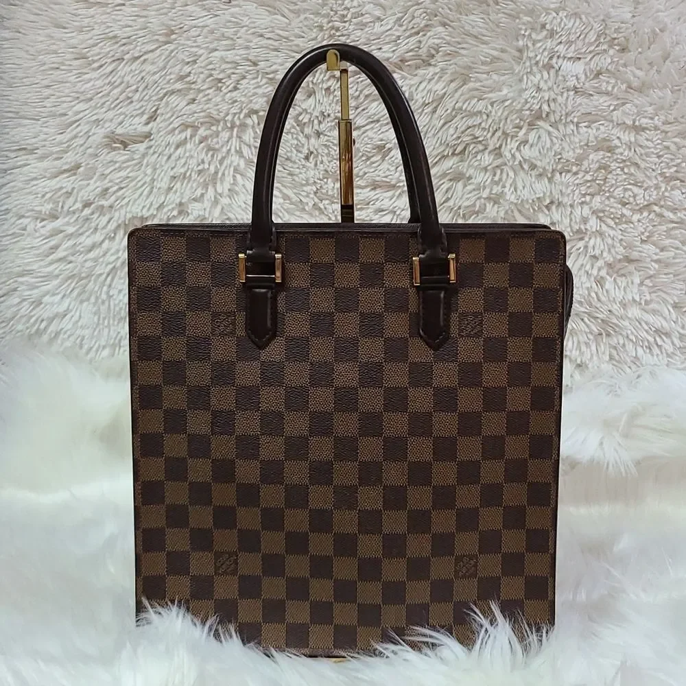 💯 Authentic Louis Vuitton DE Handbag 🍀